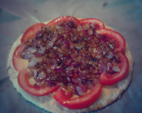 Tarte sablée aux oignons rouges et tomates