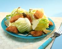 Une recette originale de salade Caesar dans laquelle les morceaux de filets de volaille sont panés. Dégustez sans plus attendre cette excellente recette…