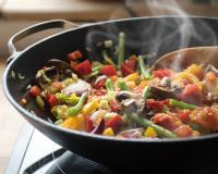 Wok ou vapeur : quel mode de cuisson est réellement le plus sain ? Cette diététicienne tranche