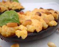 Voici une recette de crumble salé, à base d'aubergines, de tomates, de fromage et de pignons de pin. Des légumes bien épicés et parfumés, le tout survolté d'une couche…