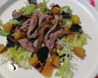 Salade tiède de canard confit et barbe de capucins au vinaigre de Leffe brune