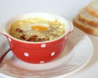 Les oeufs cocotte c'est ultra rapide, tout simple et tellement bon ! La crème de moutarde ne complique pas grand chose et donne beaucoup de goût.