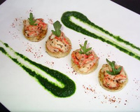 Blinis d'écrevisses marinées au gingembre et piment de cayenne, coulis de roquette