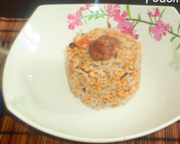 Cuire le riz et couper en morceaux les fruits secs et la papaye séchées.