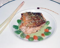 Pavé de rascasse poêlé 'miel et citronnelle', coulis de petits pois, verveine et févettes