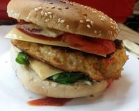 Envie d'un humburger au poulet maison mais vous n'aimez pas les steaks hachés de poulet du commerce?
Pas de panique faites le vous même en suivant la recette.