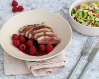 Magret de Canard mariné aux framboises et sa salade croquante