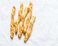 Il vous reste des morceaux de pâte feuilletée ? Transformez-la en feuilletés croustillants au parmesan pour l’apéro