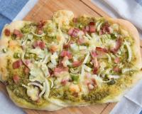 Pizza pesto jambon et oignons