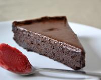 Le petit plus de ce gâteau réside dans sa petite couche supérieure fondante qui crée la surprise.