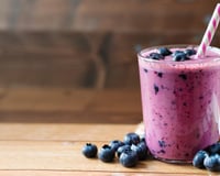 Mixer de la banane avec des myrtilles, est-ce vraiment à éviter pour la santé ? L'avis d'une experte