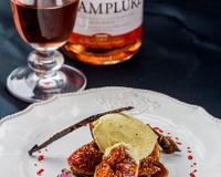 Des figues bien charnues, juste rôties et relevées d'une réduction à base de vin rosé et d'épices. Pour un dessert en chaud/froid, une délicieuse glace à la fève tonka…