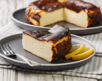 Cheesecake basque : la recette que tout le monde aime, facile à faire avec un moule à cake !