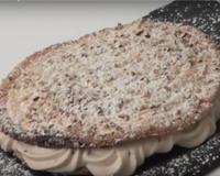 La dacquoise est un gâteau constitué de deux disques meringués aux amandes, séparés par une crème au beurre délicatement…