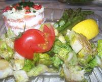 Sur une tranche de pain de mie complet, on alterne du fromage frais aux poivrons et concombres avec du saumon fumé en finissant par une couche de fromage frais au pesto…