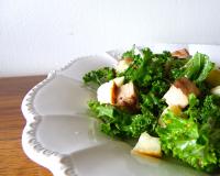 Salade de kale, petits pois, tofu fumé et halloumi