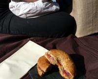 Aujourd"hui, je vous propose un pain bien savoureux pour vos pique-niques estivaux ou printaniers.
J"ai toujours peur en amenant du fromage qu"il fasse trop chaud, et…