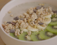 Smoothie bowl, banane kiwi et Muesli au chocolat