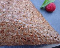 Une galette de sarrasin, beurre sucre, servie bien grillée et caramélisée. Le goût du sarrasin associé au beurre et au sucre, mon pécher mignon.