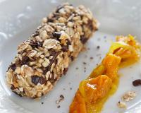 Du foie gras poêlé "crousti-fondant" présenté comme des barres de céréales aux abricots séchés, amandes et grué de cacao. A servir avec un chutney orange d'abricots.