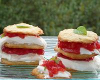 Un succulent millefeuille de tuiles au parmesan, tomates et mozzarella pour égayer vos diners d'été!