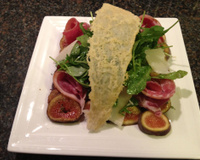 Salade chic de roquette aux figues et copeaux de parmesan