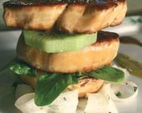 Piccatas de foie gras de canard aux tagliatelles de radis noirs, sauce kiwi de l'Adour et cacao amer