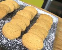 De petits biscuits sablés parfumés à la vanille... A déguster à toute heure de la journée et surtout à l'heure du café…