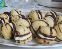 Baci di dama (baisers des dames) au lychee curd.