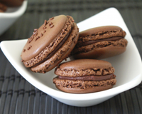 J'ai décidé de me lancer dans l'aventure des macarons ! Après un premier essai plutôt décevant, voici le 2eme essai, très franchement réussi !