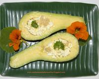 Un avocat farci avec de l'oeuf dur.