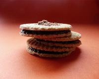 Deux gaufrettes fines à la châtaigne fourrée d'une pâte choco/noisettes/orange : un délice pour le goûter