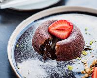 "Il faut tester !” : Cyril Lignac livre sa recette de fondant au chocolat encore coulant à coeur !