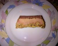 Une terrine toute simple de foie gras de canard, gésiers de canard confit et grattons (ou frittons pour certains) de canard cuite au bain-marie.