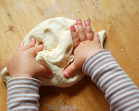 Les enfants adorent cette pâte sensorielle à faire avec seulement 2 ingrédients : voici comment la préparer