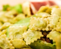 Oubliez le riz et les pommes de terre avec cette incroyable salade aux ravioles croustillantes !