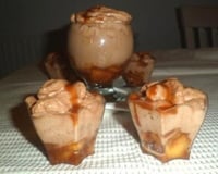 Mousse pralinée sur lit de pomme caramel beurre salé