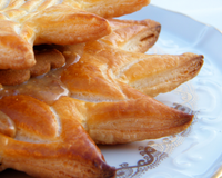 J'ai choisi de présenter autrement ma galette cette fois ci et j'ai encore une idée pour une prochaine galette ! J'ai fait la pâte feuilletée maison et pour la garniture…