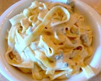 Pâtes aux courgettes, amandes et sauce chaude au chèvre