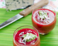 Gaspacho betterave, fraise, pesto de Roquefort