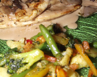Filet de poulet, sauce aux poivres, petits légumes poêlés