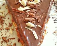 Une tarte au chocolat délicieuse et gourmande qui cache en son cœur du caramel, du nougat et des cacahuètes croquantes...
Une recette inspirée du célèbre pâtissier Pierre…