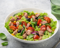 Envie d’un repas léger ? Cette salade au thon et aux légumes d’été coche toutes les cases
