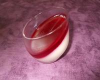 Crème fraîche, feuille de gélatine, sucre, coulis de fruit.