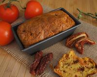 Cake moelleux réalisé avec des tomates fraîches et des tomates séchées.