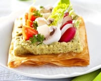Tarte fine de légumes sur un lit de Tapena® Pois chiches verts à la menthe