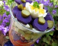 Une salade piémontaise aux vitelottes servie dans une grande verrine pour le plaisir des pupilles mais aussi des papilles !