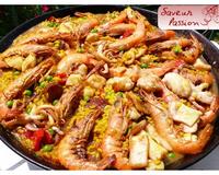 Une paella à base de lotte, calamar et gambas, où l'anchois et une soupe de rouget viennent palier l'absence de moules (qui n'avaient pas été livrées à la poissonnière)…