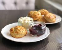 Les scones sont emblématique du tea time britannique. Servis tiède avec du beurre et de la confiture ou avec de la clotted cream (une crème très…