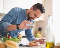 Manger régulièrement des épices et des herbes aromatiques pourrait aider à booster son microbiote